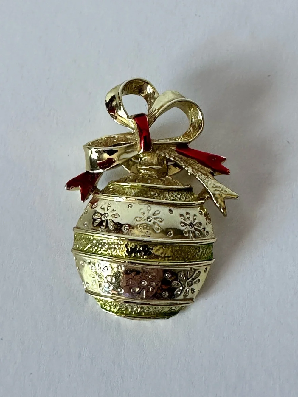 Vintage Gerrys Christmas Ball Ornament Brooch Gold Tone Holiday Pin 2